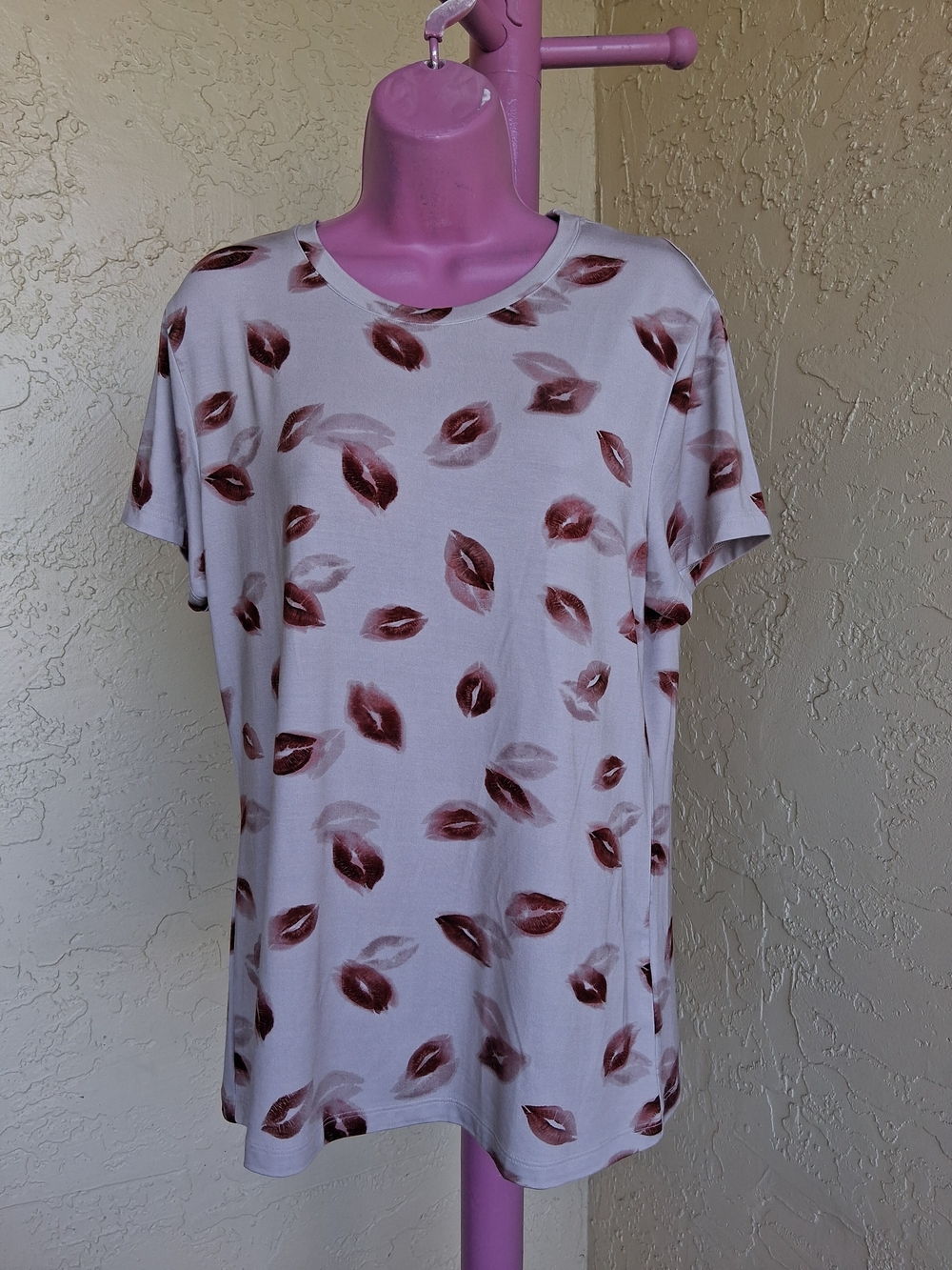 L' AGENCE White Short Sleeve Tee with KISS LIPS